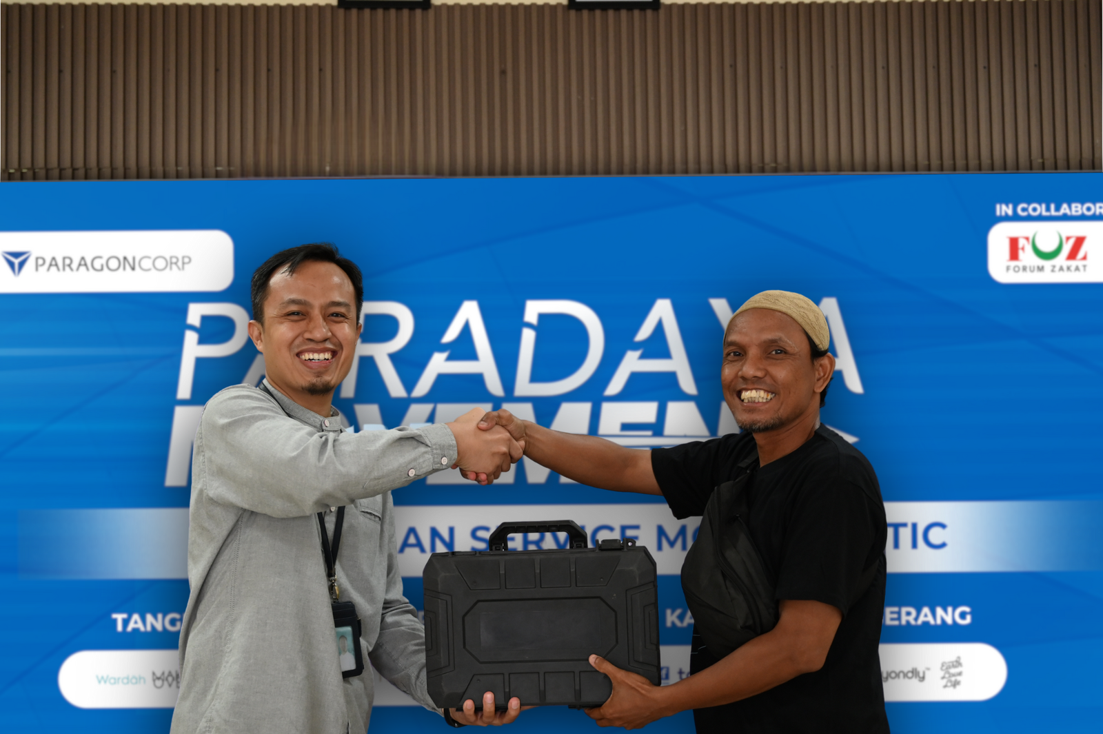 Simbolis penyerahan tools sepeda motor sebagai penanda dimulainya pelatihan oleh Direktur Eksekutif I Great Edunesia Dompet Dhuafa, Mulyadi Saputra kepada perwakilan peserta training service motor. Tangerang, Selasa (24/09/2024).