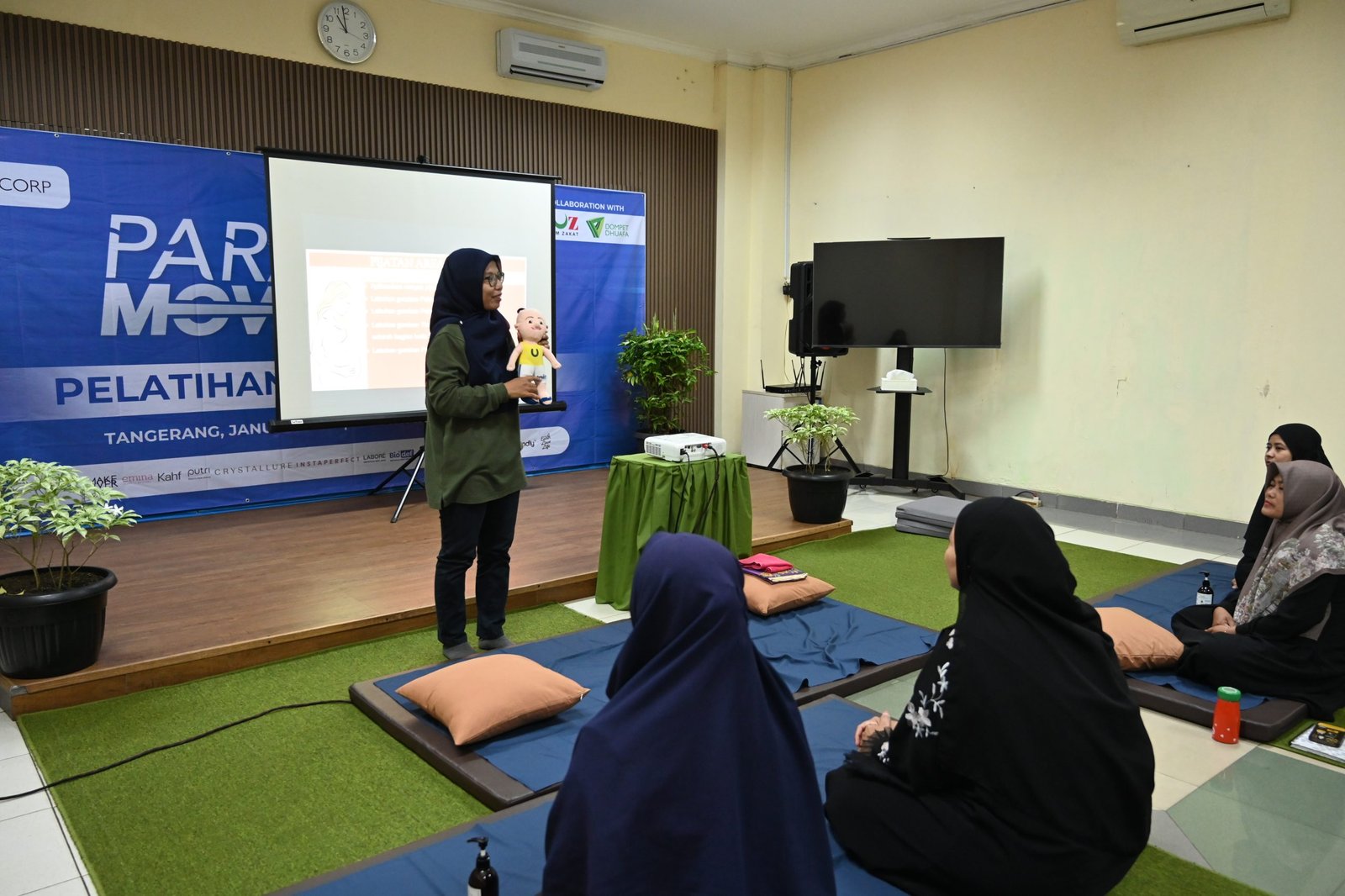 Pemberian materi oleh instruktur pelatihan dari Latifa SPA Academy, kepada peserta Maternity SPA. Tangerang, Senin (06/01/2025). 