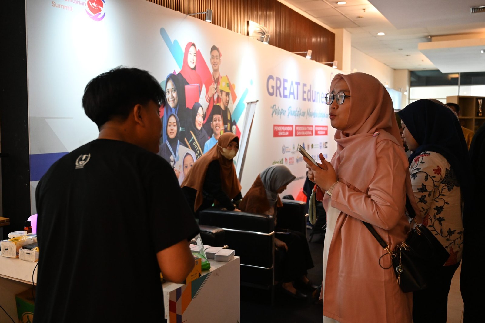 Penjelasan program Institut Kemandirian kepada pengunjung dalam kegiatan I Hits Dompet Dhuafa, Jakarta, Kamis (23/01/2025).