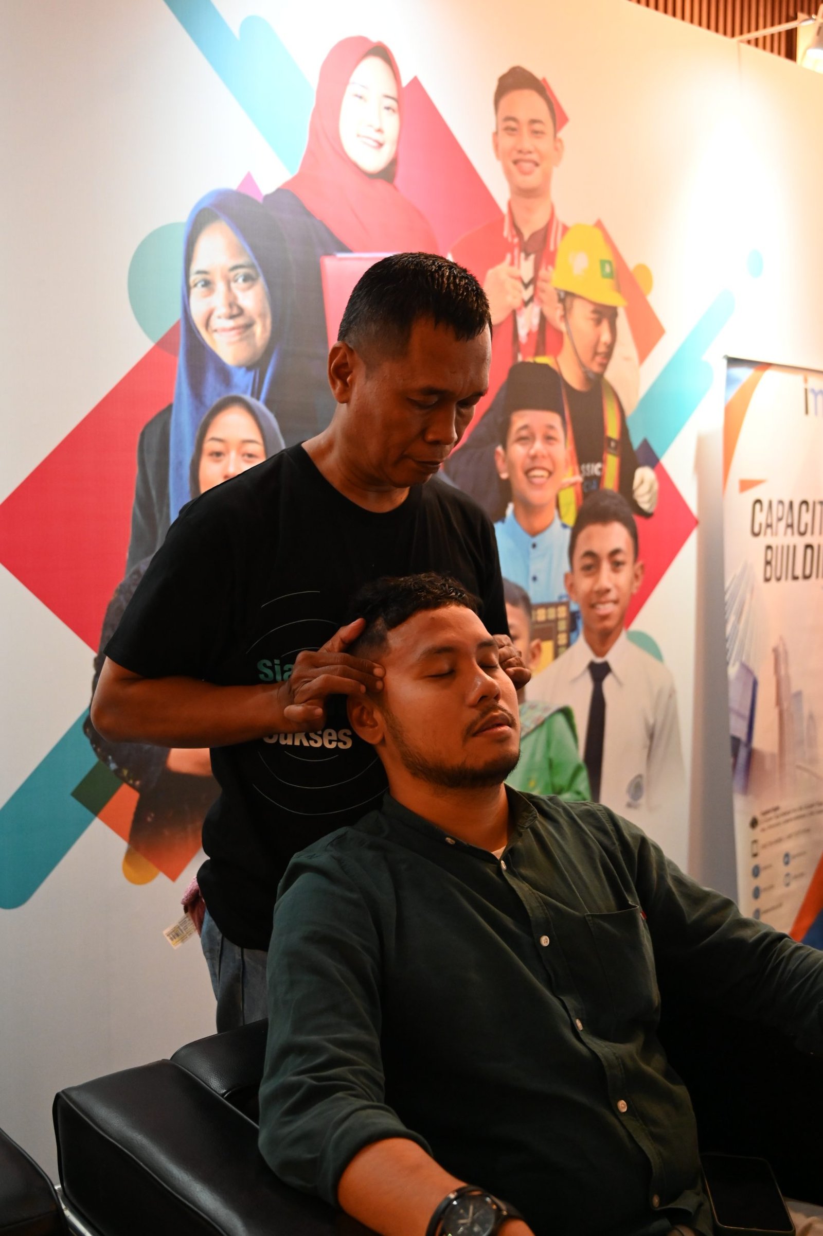 Layanan pijat gratis dalam kegiatan I Hits Dompet Dhuafa, Jakarta, Kamis (23/01/2025).