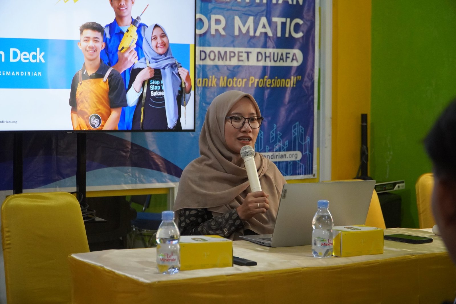 Sambutan supervisor program development Institut Kemandirian, Tirta Rahayu, dalam pembukaan pelatihan service motor Semaraang