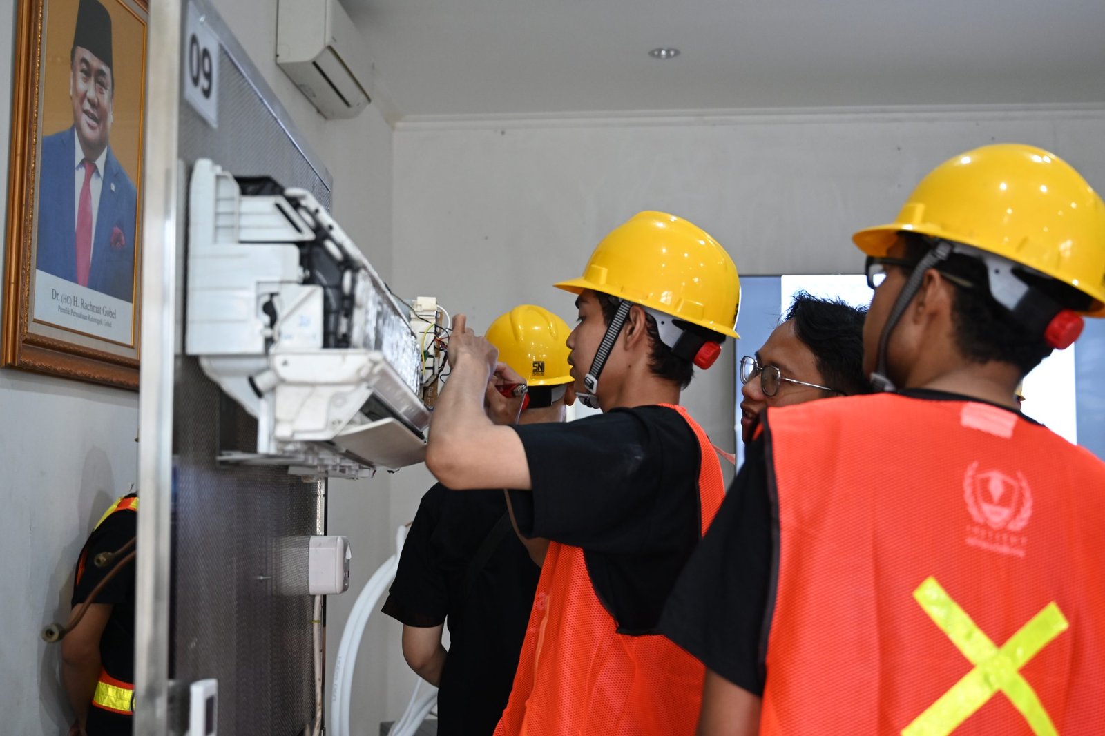 Para peserta melakukan praktek langsung service AC dalam pelatihan pada Kamis (06/02/2025).