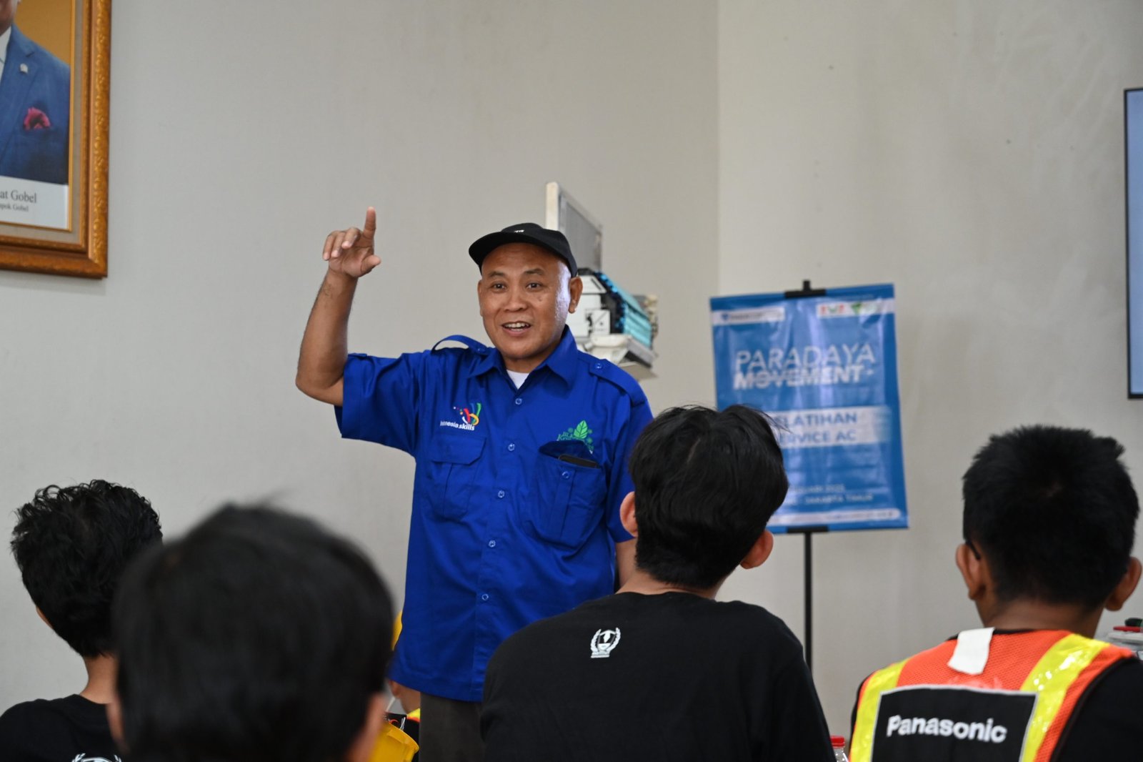Pemberian arahan oleh salah satu instruktur Panasonic, Gunarto kepada peserta Service AC. Jakarta, Kamis (06/02/2025).