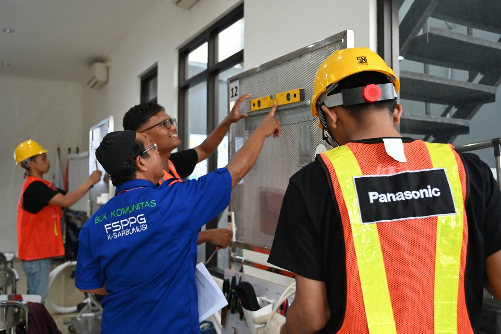 Pemberian arahan oleh salah satu instruktur Panasonic, kepada peserta Service AC. Jakarta, Kamis (06/02/2025).