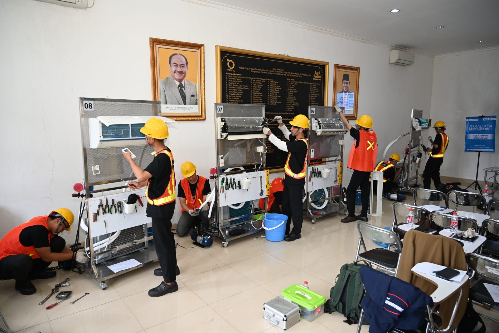 Para peserta melakukan praktek langsung service AC dalam pelatihan pada Kamis (06/02/2025).