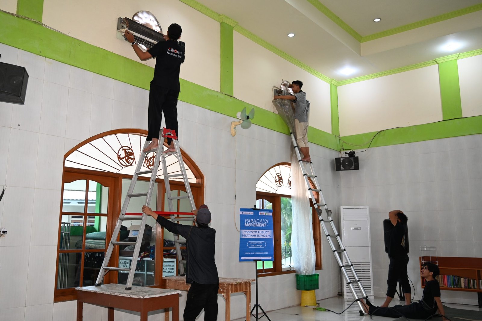 Para peserta pelatihan melakukan praktek langsung layanan cuci AC masjid gratis dalam ‘Goes to Public’ di Masjid An Nur, Depok, pada Senin, (10/02/2025).