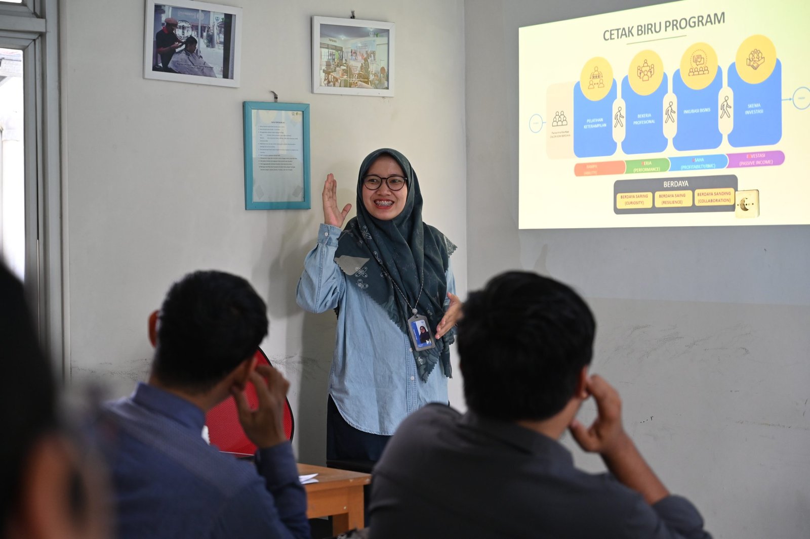 Sambutan supervisor program development Institut Kemandirian, Tirta Rahayu, dalam pembukaan pelatihan pangkas rambut batch 2 Depok