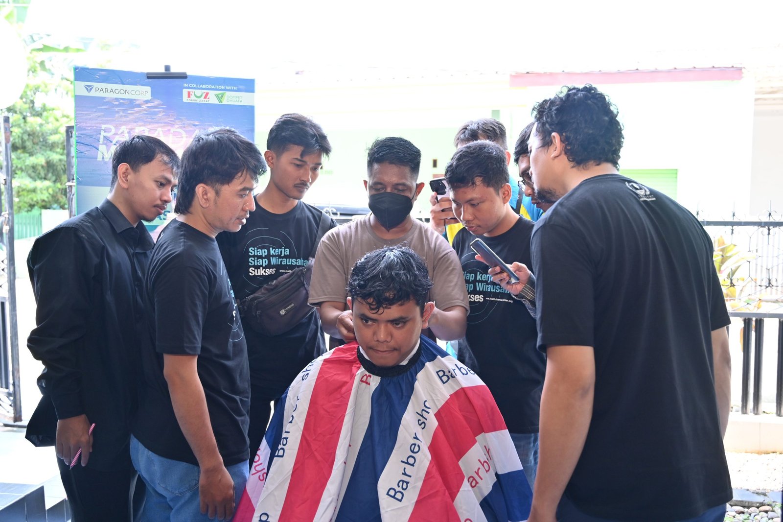Praktik pelatihan pangkas rambut batch 2 Depok