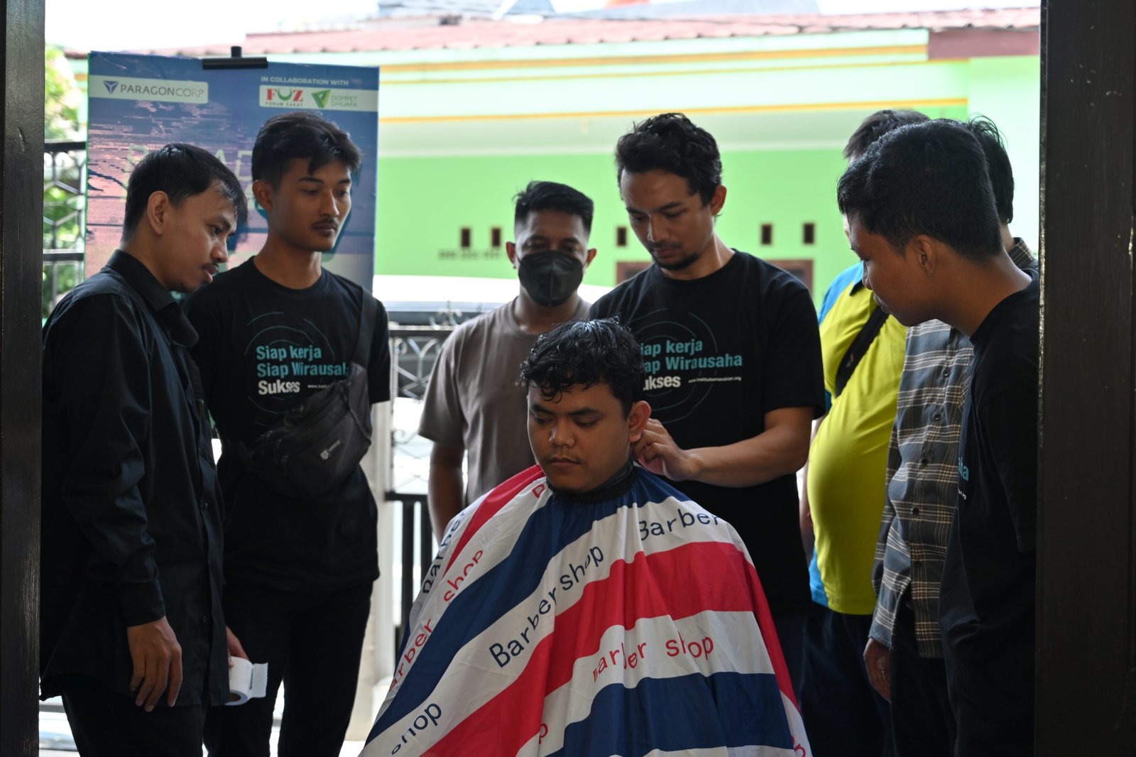 Praktik pelatihan pangkas rambut batch 2 Depok