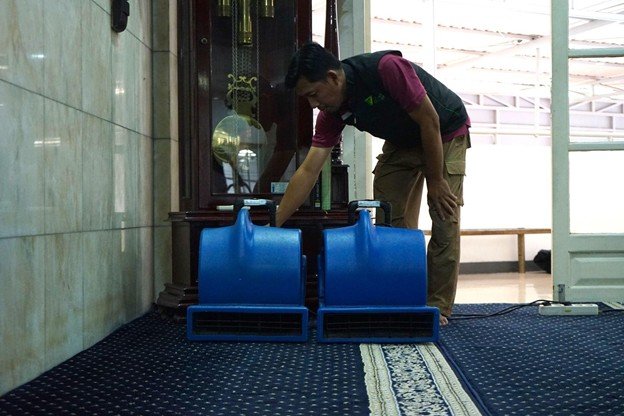 Tahap terakhir yaitu pengeringan karpet menggunakan Mesin Blower.