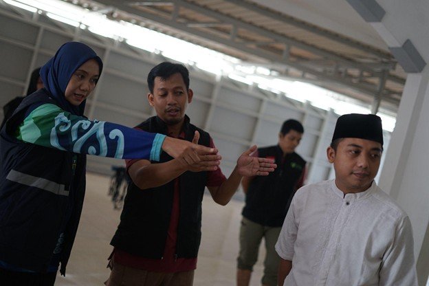 Kepala Divisi Program dan Pelaksana Mandiri Program Kemaslahatan BPKH RI, Indriayu Afriana dan General Manager Resource Mobilization Dompet Dhuafa, Ahmad Faqih Syarafaddin turut hadir dalam Aksi Bersih Masjid di Masjid Cut Nyak Dien, Sabtu (15/3/2025).