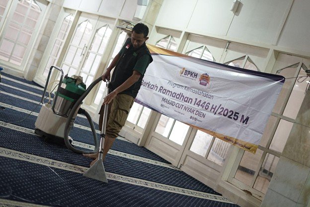 Tahap pertama pembersihan karpet menggunakan Mesin Vacuum Extractor untuk membersihkan debu dan kotoran.