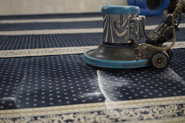Tahap kedua pembersihan karpet, yakni mencuci karpet dengan sabun menggunakan Mesin Polisher.