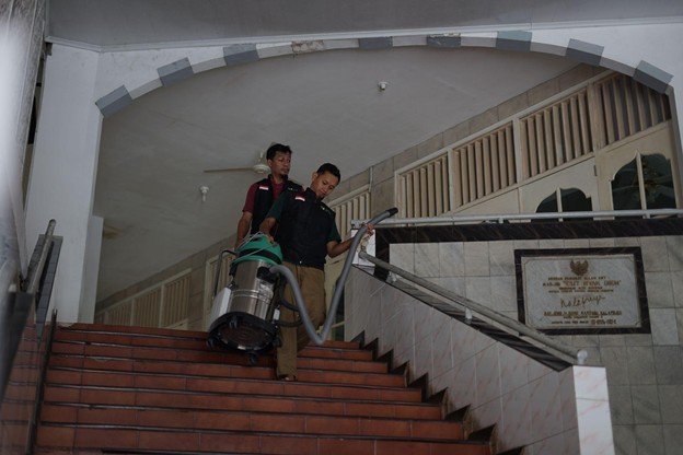 Proses pembersihan karpet di lantai satu dan dua Masjid Cut Nyak Dien berlangsung selama hanya tiga jam.