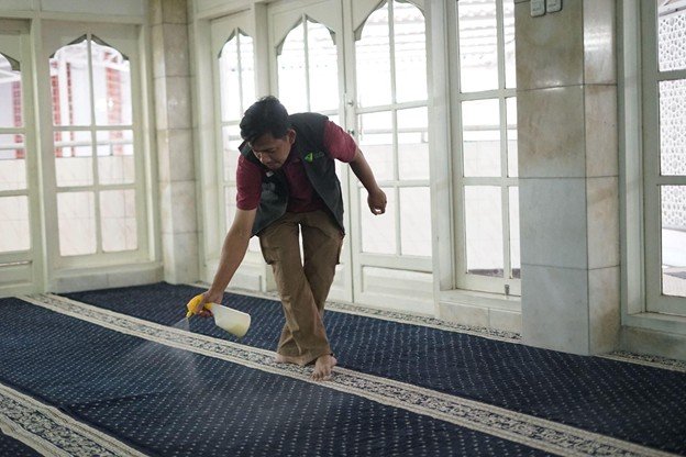 Penyemprotan wewangian untuk karpet yang siap digunakan oleh jemaah Masjid Cut Nyak DIen, Menteng, Jakarta Pusat.