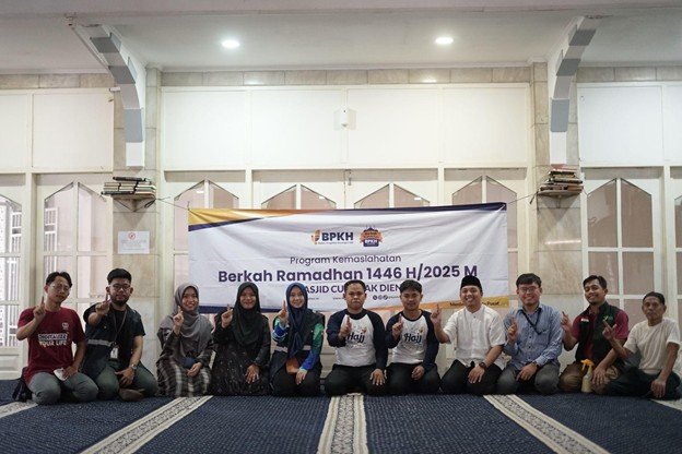 Sesi foto bersama usai aksi bersih-bersih Masjid Cut Nyak Dien, Menteng, Jakarta Pusat pada Sabtu (15/3/2025).