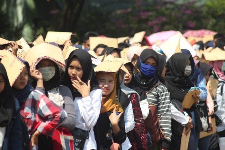 Ilustrasi antrean para pencari kerja (sumber : kompas.com)