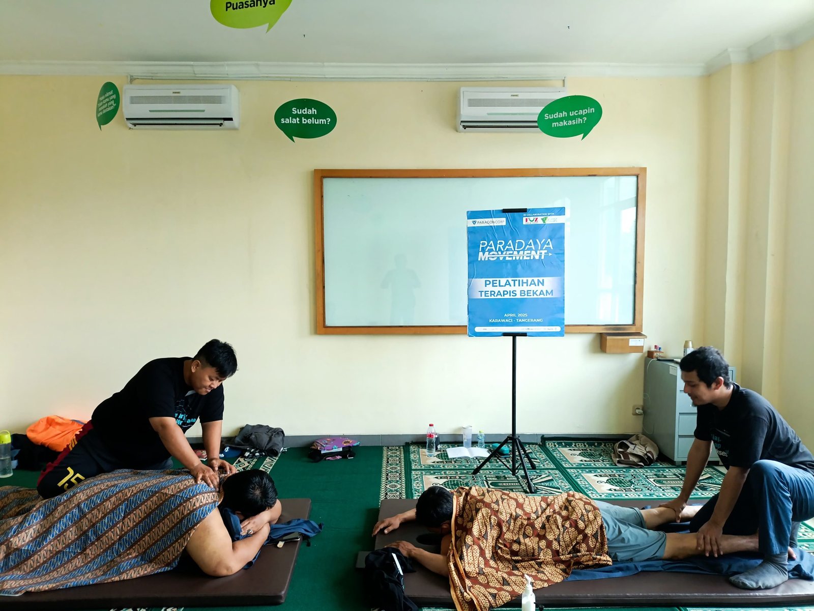Peserta melakukan praktek langsung dalam pelatihan Terapis Bekam pada Senin (21/04/2025).