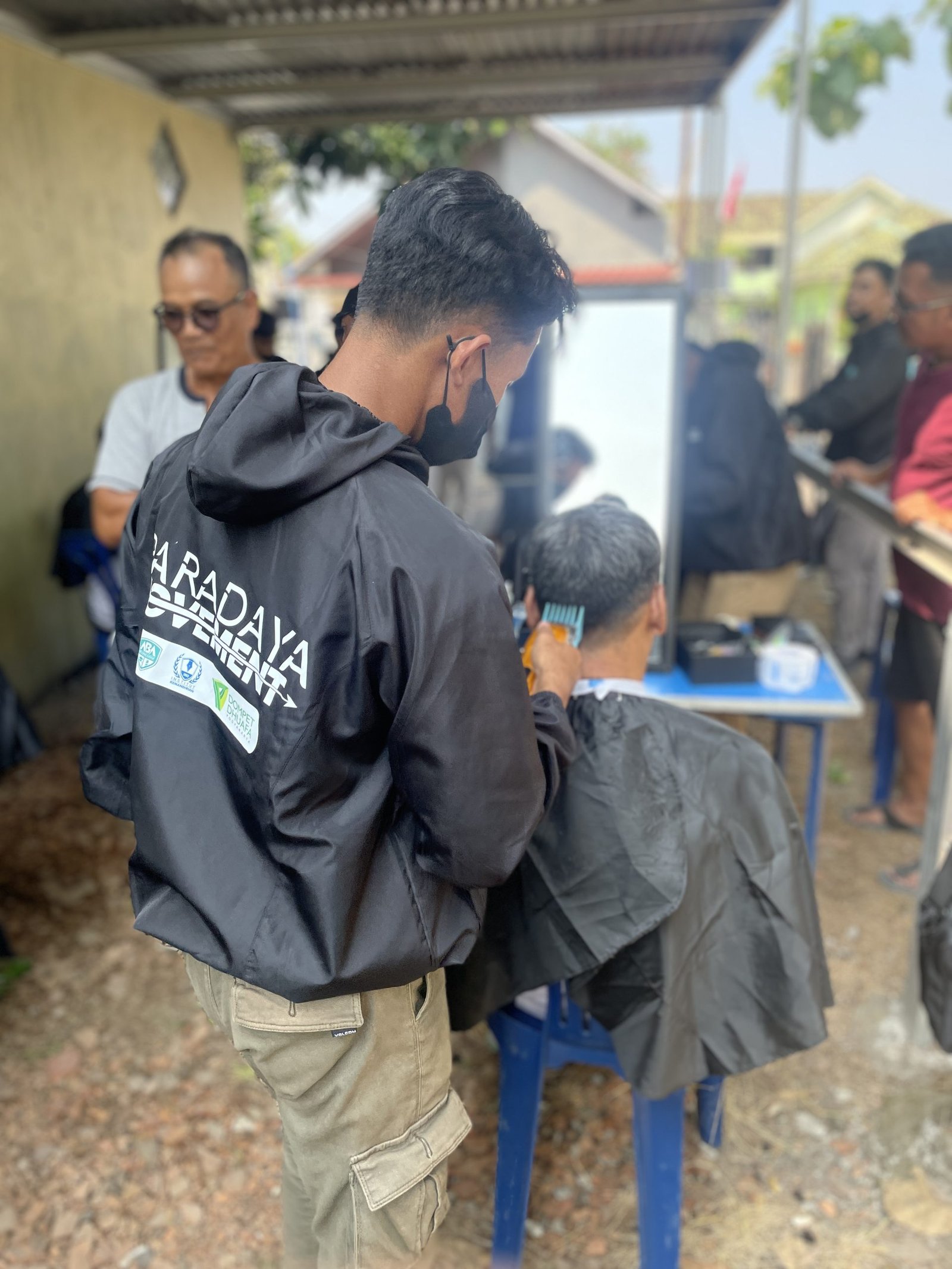 Kegiatan pangkas rambut gratis oleh peserta pelatihan program Professional Barber Training,Yogyakarta, Agustus 2025