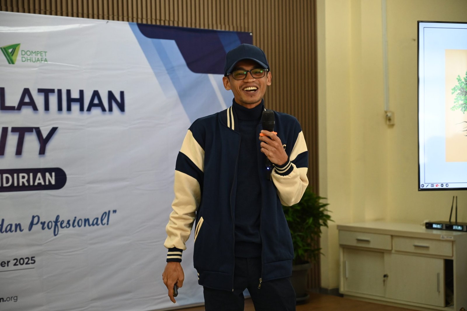 Setiawan Chogah, penulis dan Editor-in-Chief Techfin Insight, diundang memberi pembekalan khusus, Kamis (11/9/2025) kepada 35 calon garda depan keamanan di aula Institut Kemandirian Dompet Dhuafa, Karawaci, Tangerang.