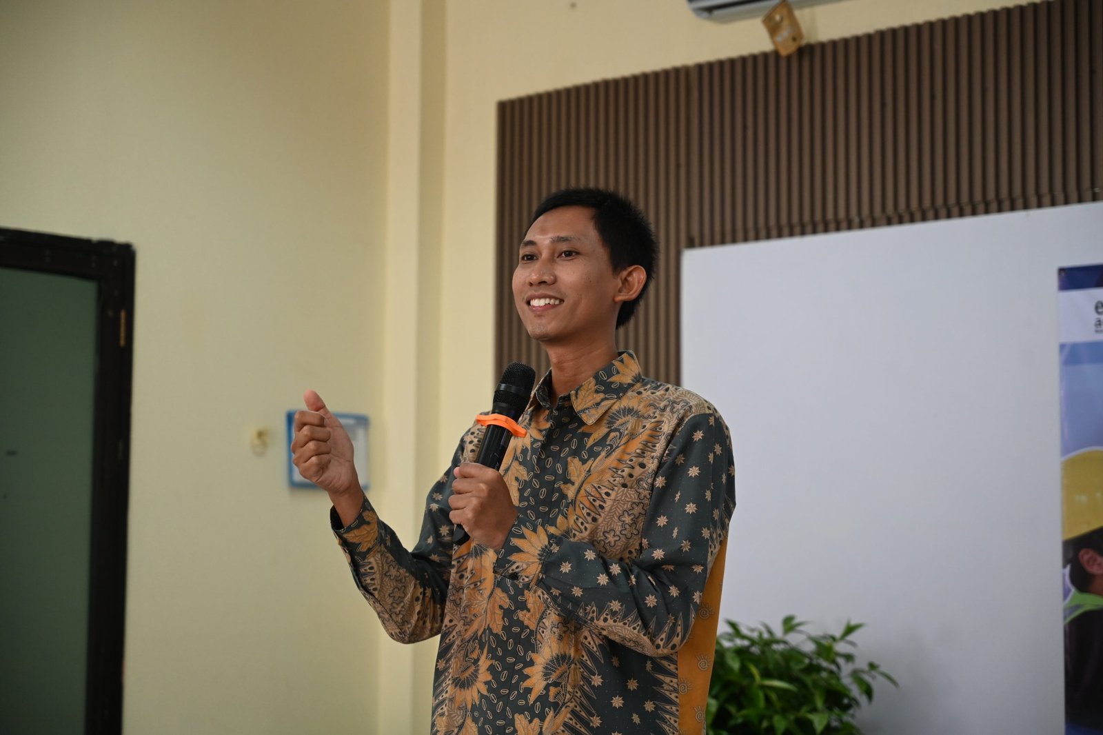 Sambutan M. Imam Baihaqi, Wakil Direktur Institut Kemandirian dalam pembukaan pelatihan Service AC, Karawaci (16/10/2025).
