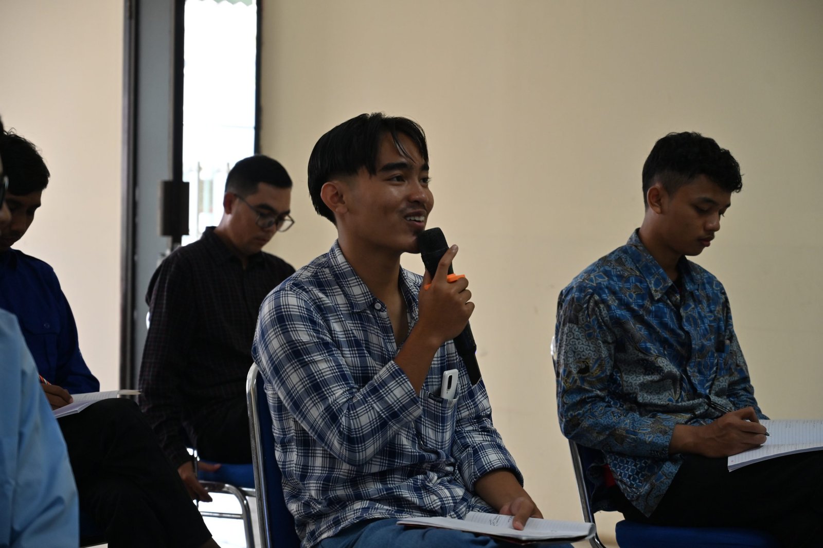 Sesi interaktif dengan peserta dalam kelas softskill konsep diri, kepada peserta pelatihan Service AC, Karawaci (16/10/2025).