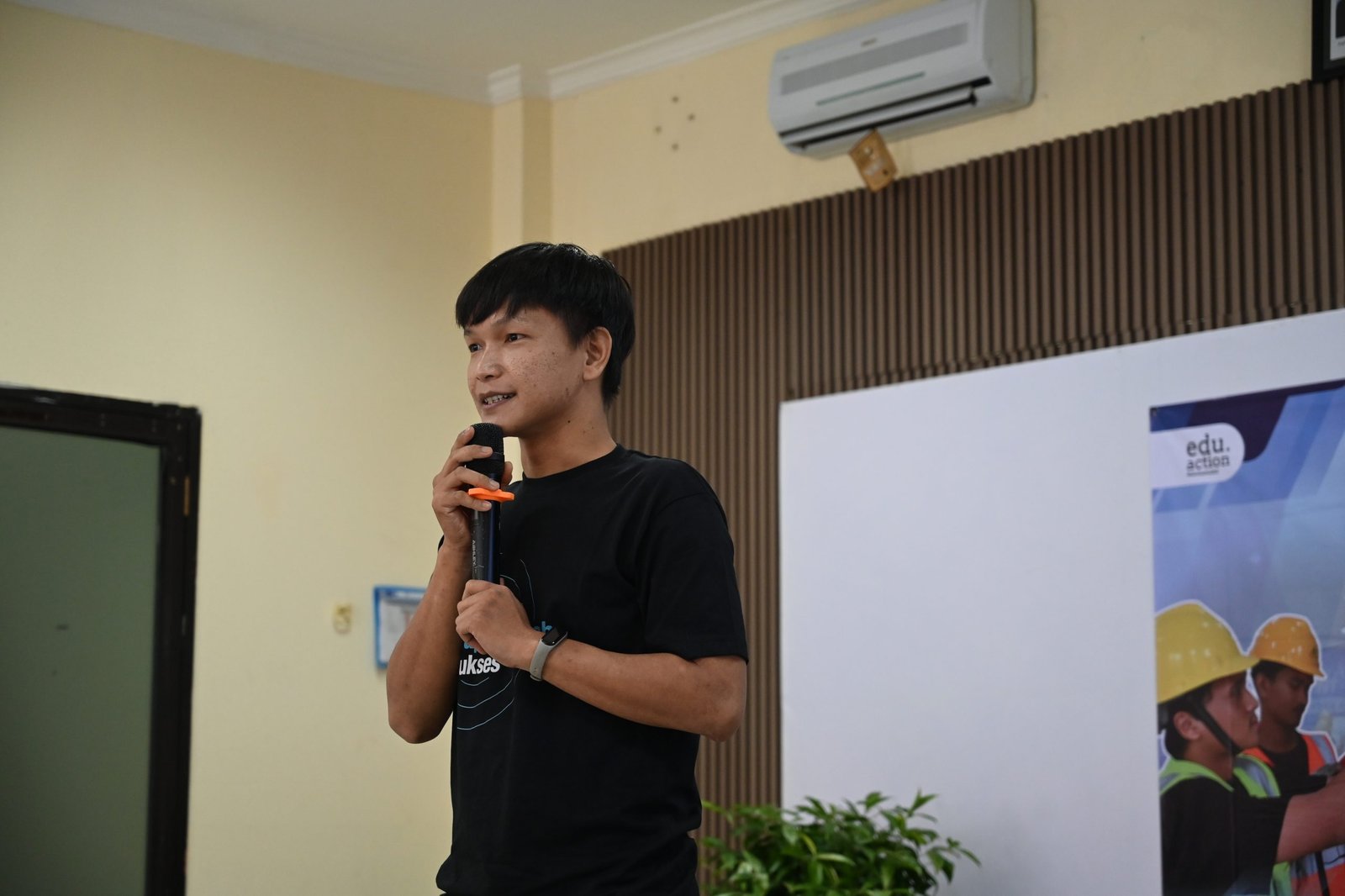 Penyampaian harapan Nanda Sangkala Jaya, peserta pelatihan Institut Kemandirian dalam pembukaan pelatihan Service AC, Karawaci (16/10/2025).