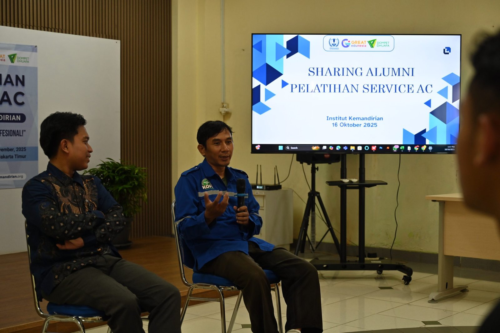 Sesi sharing alumni dengan peserta dalam pelatihan Service AC, Karawaci (16/10/2025).
