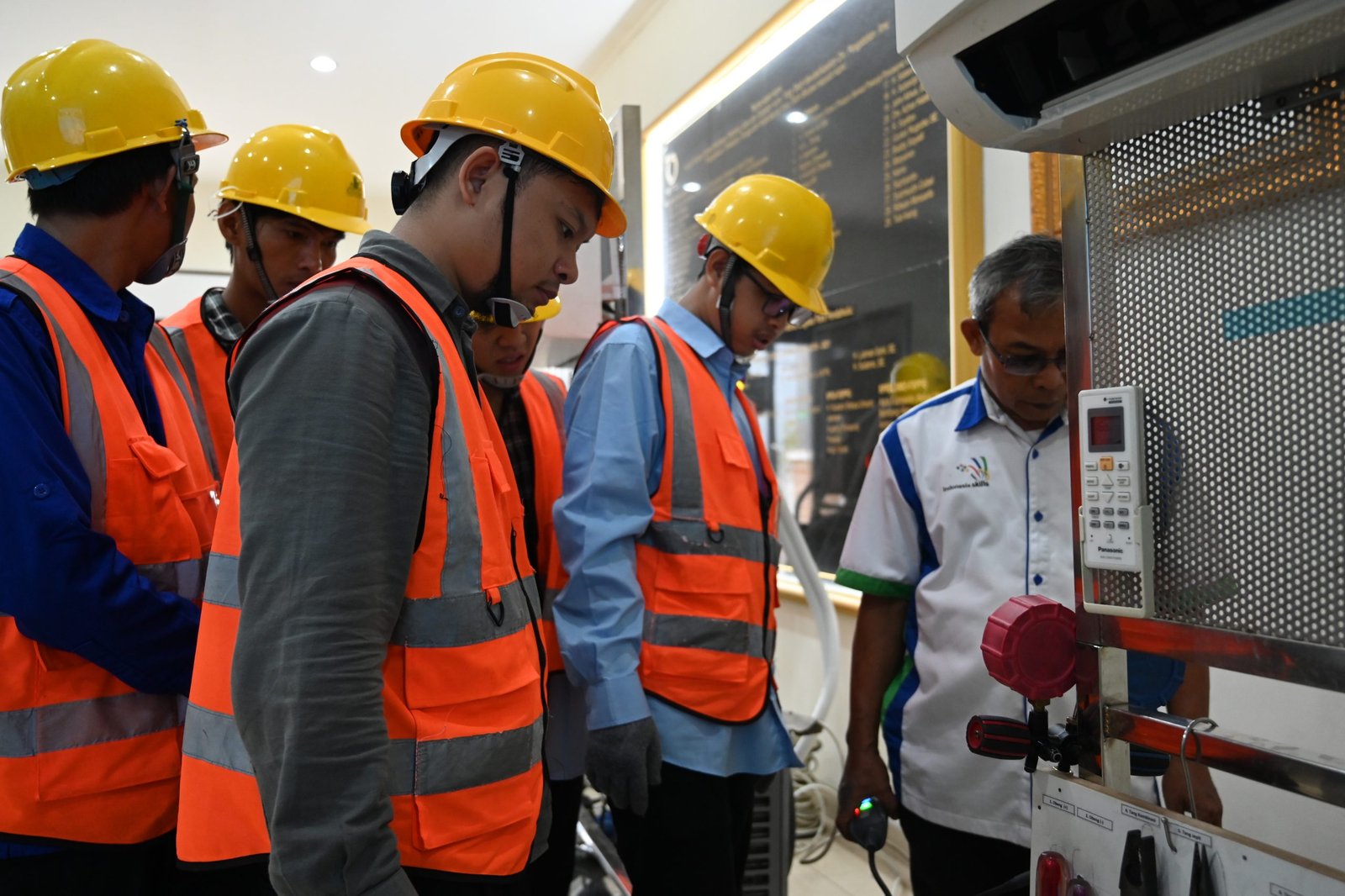 Kegiatan praktik peserta pelatihan Service AC, Jakarta Timur (20/10/2025)