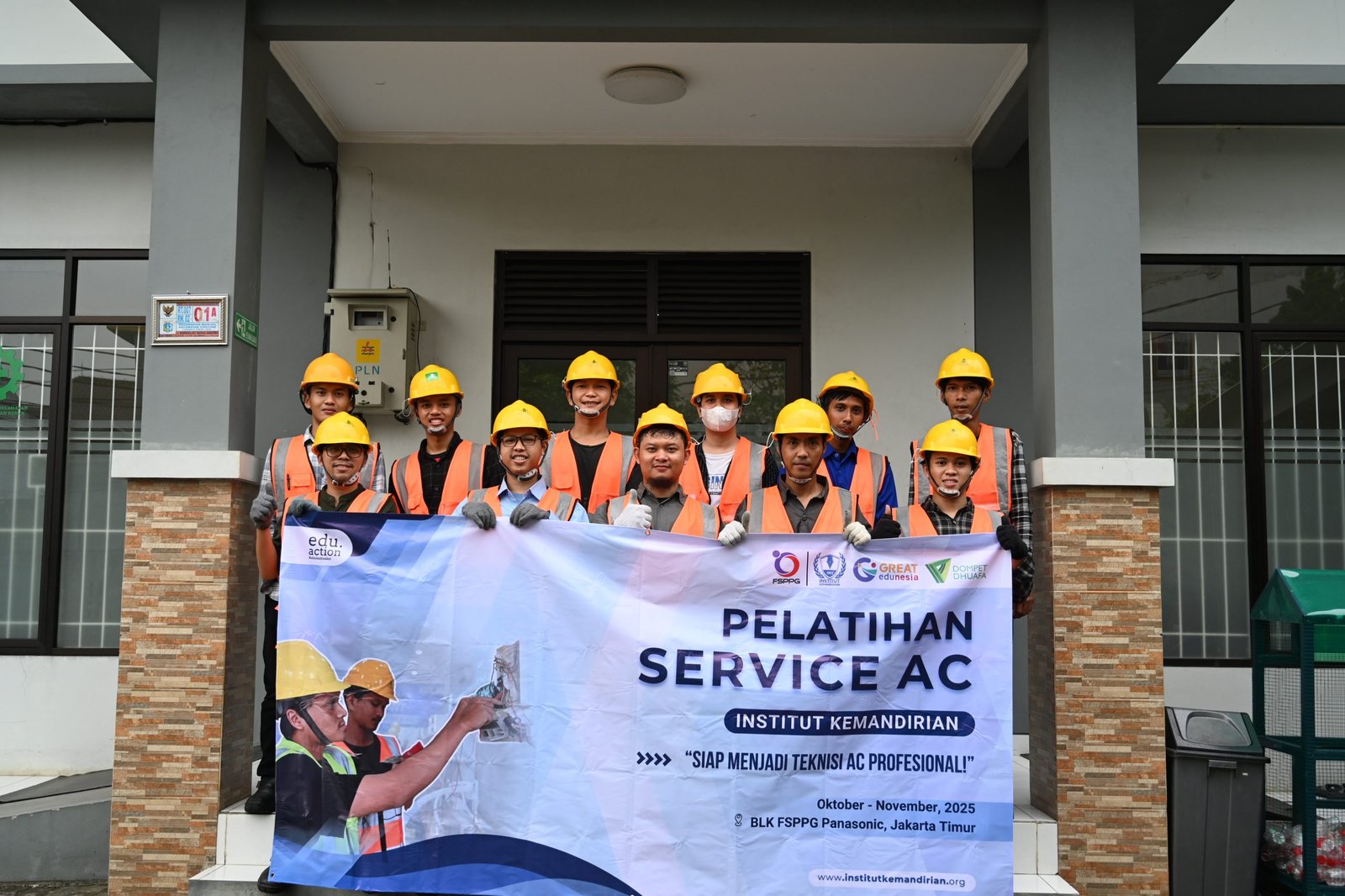 Foto Bersama peserta dalam kegiatan pelatihan service AC, Karawaci (16/10/2025).