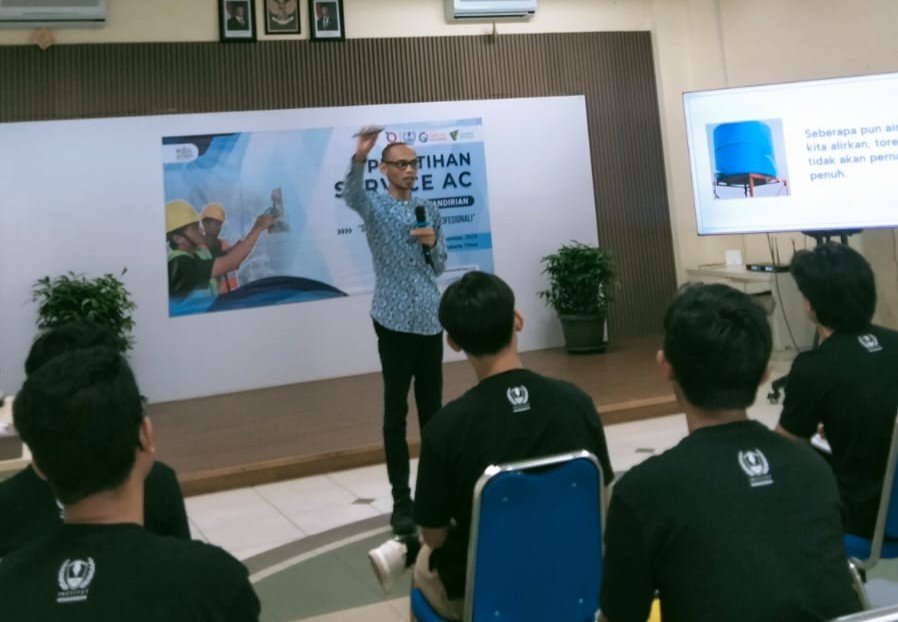 Pemberian materi softskill literasi keuangan oleh Dedi Setiawan,Growth & Financial Storyteller, kepada peserta pelatihan Service AC, Karawaci (17/10/2025).