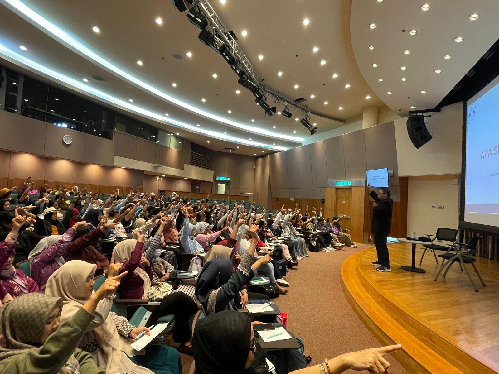 Penyampaian materi oleh narasumber Abdurrahman Usman (Direktur Institut Kemandirian) kepada peserta exit program, Hong Kong (09/11/2025).