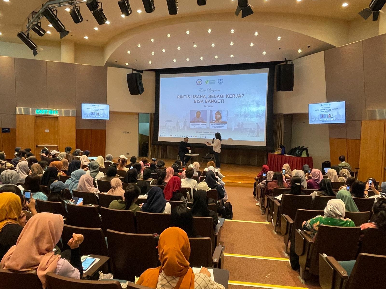 Sesi interaktif moderator, Tantri Darmastuti (Konsul Ketenagakerjaan) dengan peserta exit program, Hong Kong (09/11/2025).