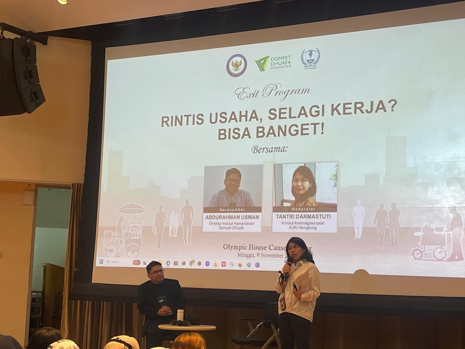 Sesi interaktif moderator, Tantri Darmastuti (Konsul Ketenagakerjaan) dengan peserta exit program, Hong Kong (09/11/2025).