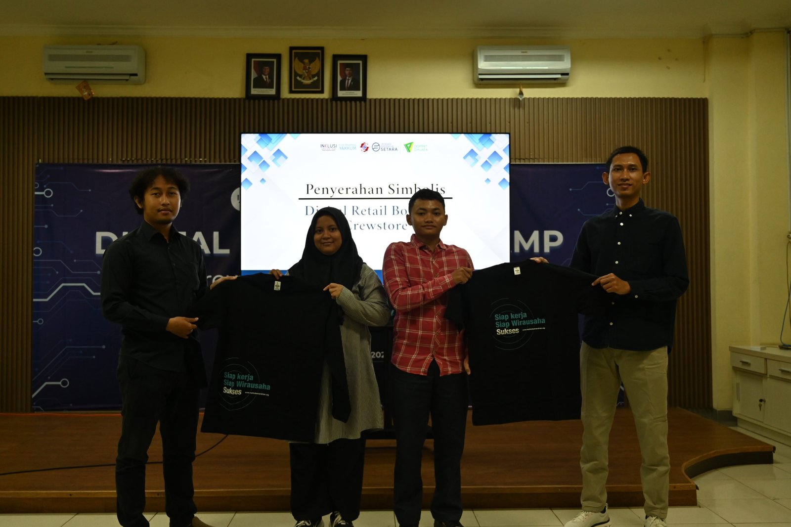 Simbolis penyerahan kaos sebagai penanda dimulainya pelatihan kepada perwakilan peserta pelatihan crew store, Tangerang (17/12/2025).