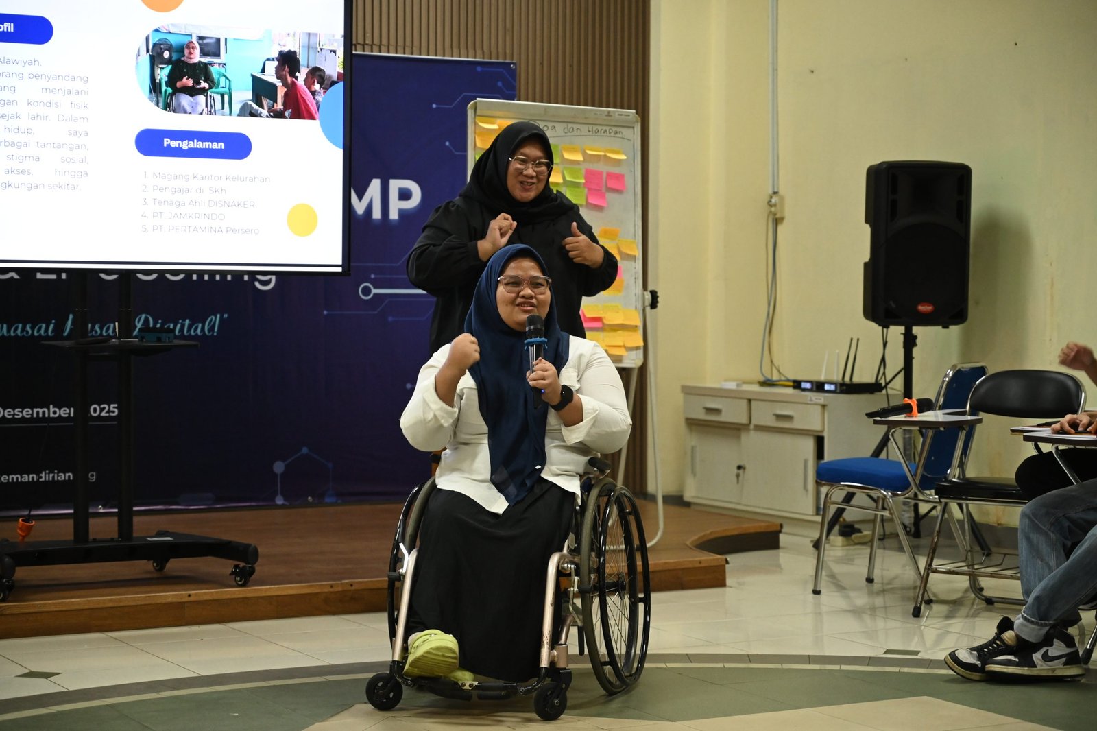 Sesi materi motivasi oleh Tuti Alawiyah, Pengurus Yayasan Difabel Mandiri Indonesia, kepada peserta pelatihan crew store, Tangerang (18/12/2025).