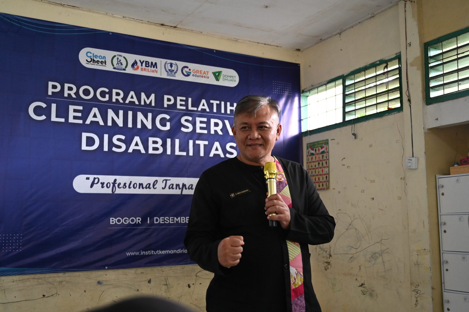 Sambutan Raden Medi Sandora, Sekretaris Dinas Sosial Kota Bogor, dalam pembukaan pelatihan cleaning service, Bogor (18/12/2025).