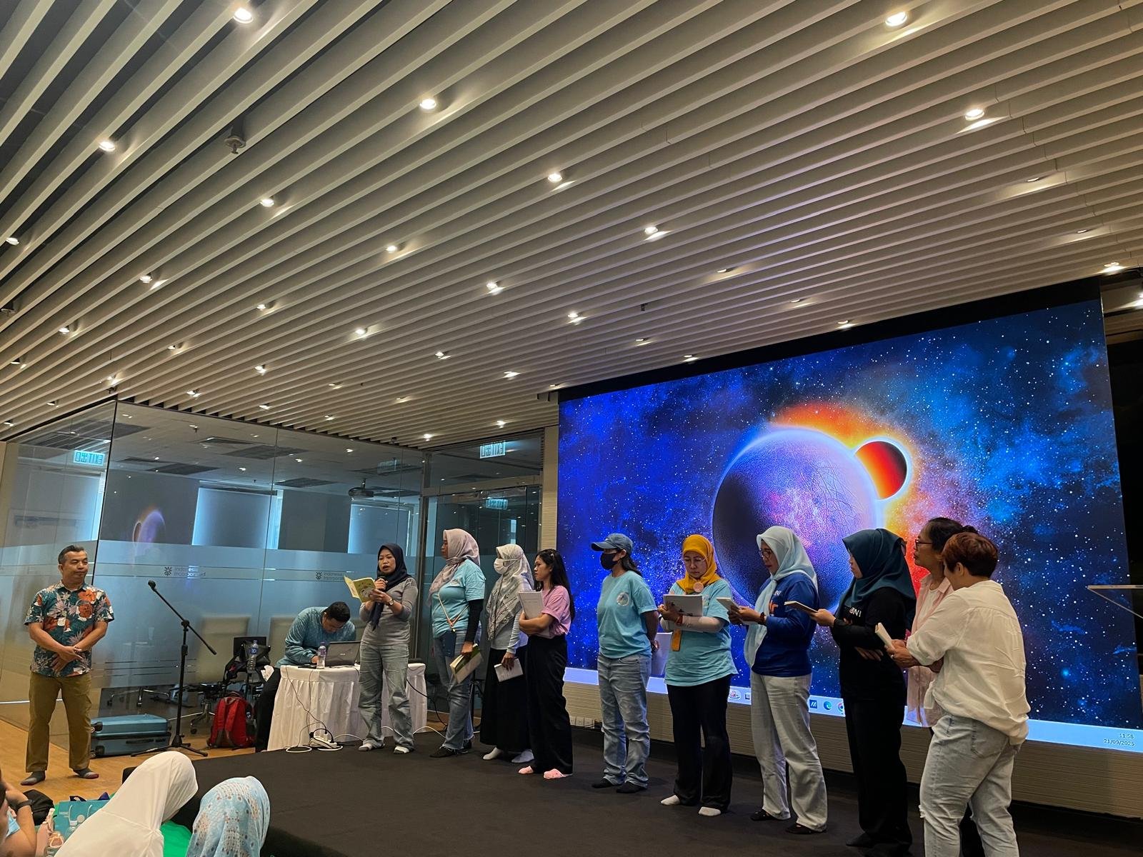 Para peserta kegiatan Migrant Bright Go Home mempresentasikan hasil diskusi kepada Coach Irwan, Hong Kong (21/9/2025).