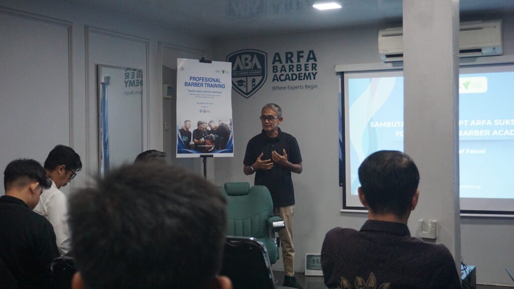 Owner Arfa Barber Muhammad Arief Fathoni memberikan motivasi kepada peserta pelatihan barber gratis di Yogyakarta