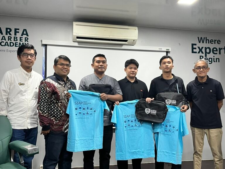 Penyerahan simbolis perlengkapan peserta pada pembukaan pelatihan barber gratis Dompet Dhuafa melalui Institut Kemandirian, Yogyakarta