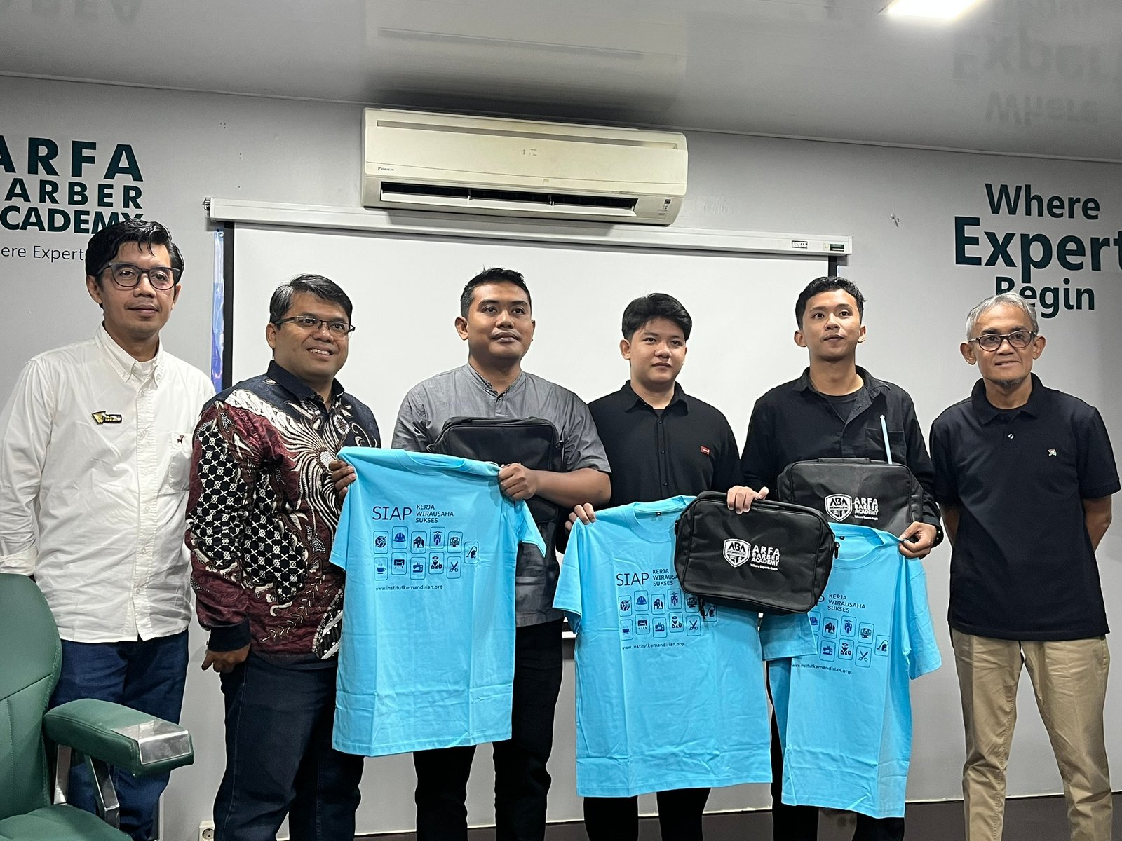 Penyerahan simbolis perlengkapan peserta pada pembukaan pelatihan barber gratis Dompet Dhuafa melalui Institut Kemandirian, Yogyakarta